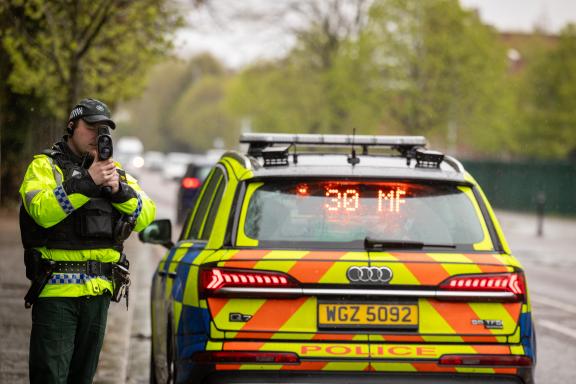 Officer holding a speed detection radar gun