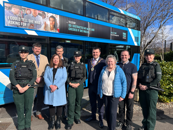 Power To Change messaging on the side of the bus. L-R: Constable Nicholl, Chair of Derry and Strabane Policing and Community Safety Partnership Ald. Keith Kerrigan; Helen Harley, Derry City & Strabane District Council; Tony McDaid, Translink; Chief Inspector Cherith Craig; Mayor of Derry City and Strabane District, Colr. Ruairí McHugh; Manager of Eglinton Community Centre, Debbie Caulfield; Patrick Walker, Derry City & Strabane District Council and Constable Crawford. 